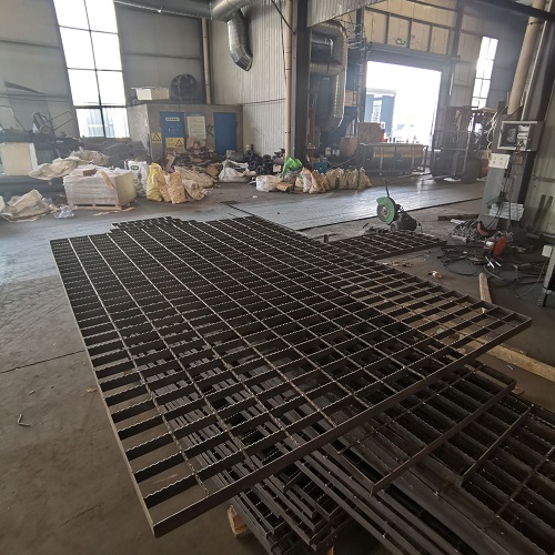 根據(jù)需求選擇不同類(lèi)型的鋼格柵:定制平臺(tái)鋼格柵