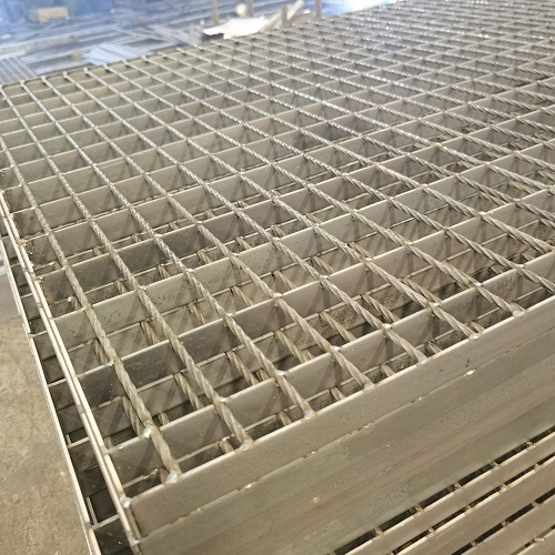 如何挑選性?xún)r(jià)比高的平臺(tái)鋼格柵鋼格板