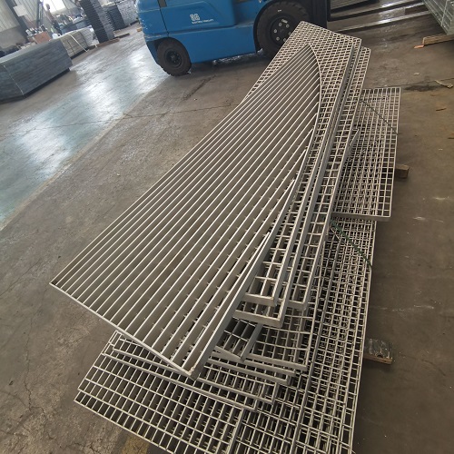 定制鋼格板 vs 標(biāo)準(zhǔn)尺寸？哪種更劃算？