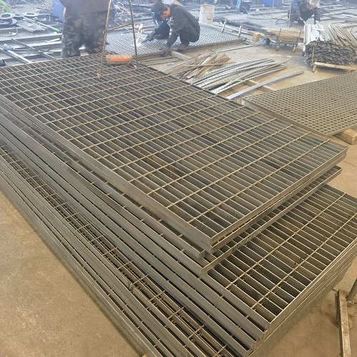 高空作業(yè)平臺專用鋼格板：安全承重設計全解析！